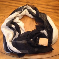 Steve Madden Black and Cream Scarf
